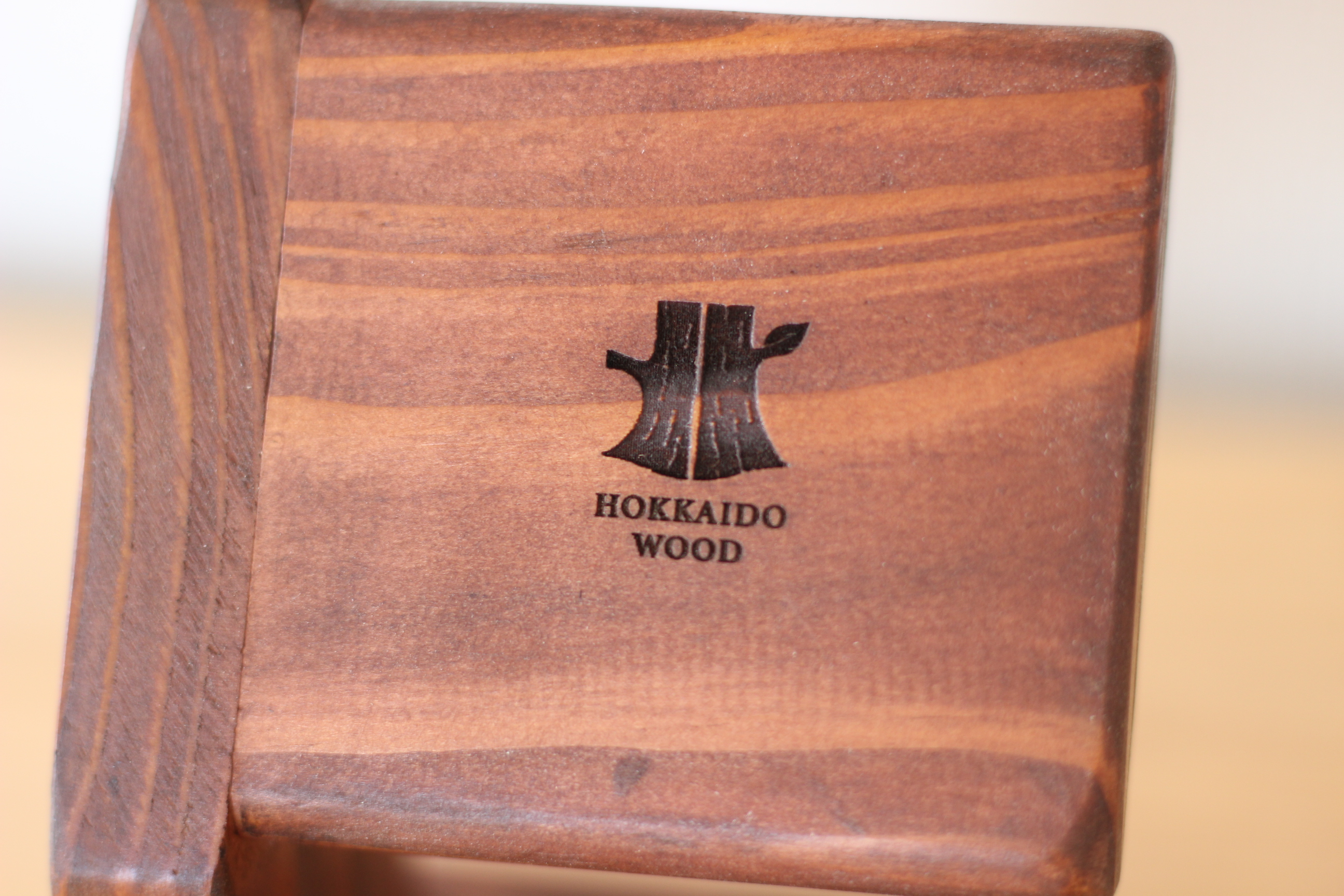腕時計スタンド「HOKKAIDO WOOD」ロゴマーク刻印