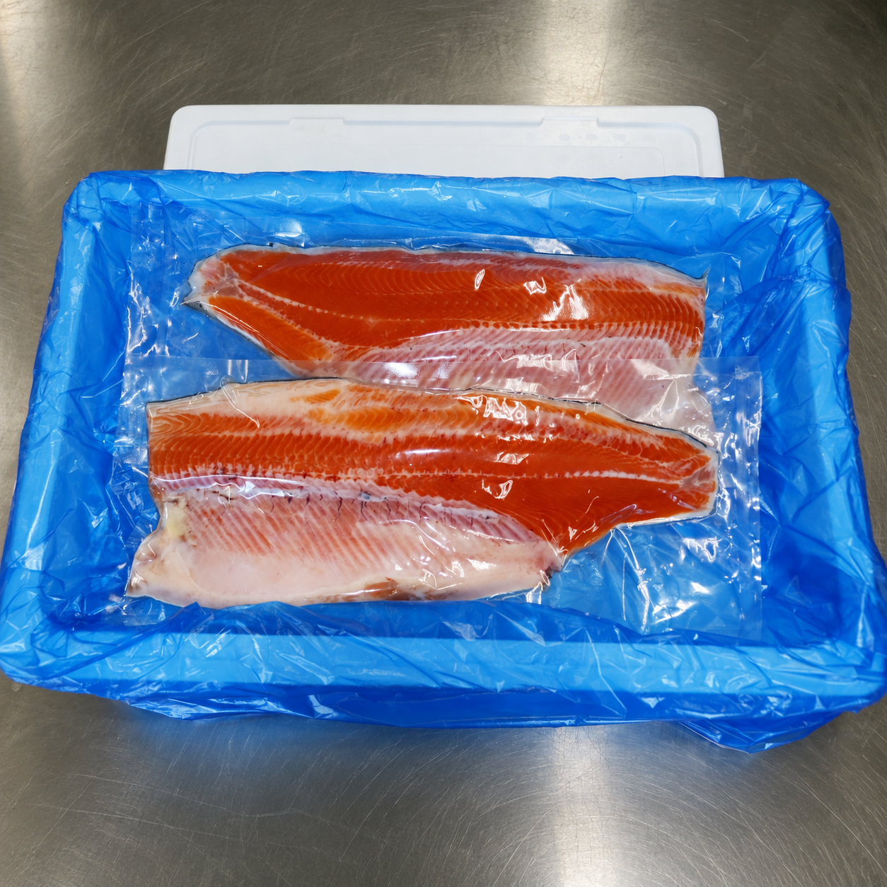 岩姫サーモン 半身×2枚 生食可 【 鮭 サケ さけ 冷凍 料理 寿司 海鮮丼 魚介類 魚 人気 】 RT2379