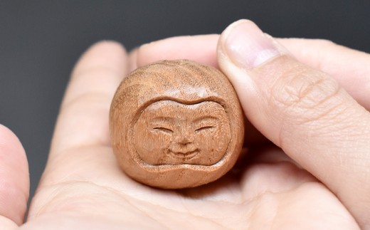 願いを運ぶまんまる達磨守り 1個 インテリア 彫刻 手彫り 一点物 縁起物 木材 木製 達磨 だるま ダルマ 手のひらサイズ 御守り お守り おまもり