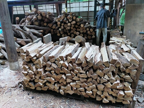 薪 【ウバメガシ】 約 25kg キャンプ マキ 木 木材 燃料 薪ストーブ ボイラー 風呂 風呂釜 アウトドア BBQ 焚き火 焚火 薪ストーブ 暖炉 三重県 伊勢 志摩 南伊勢町 マルモ製炭所