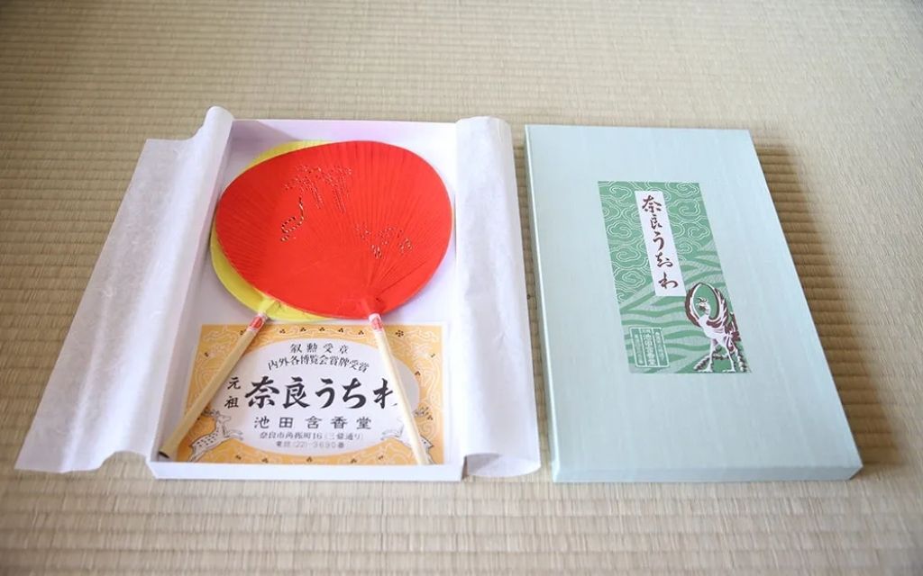 奈良団扇 中鹿 化粧箱入り【色選択可】水色 赤 白 茶 黄 うちわ 奈良うちわ ハンディーファン 奈良 奈良市 奈良県 奈良町 池田含香堂 伝統工芸品 手作り 日本製 ギフト 贈り物 プレゼント 夏