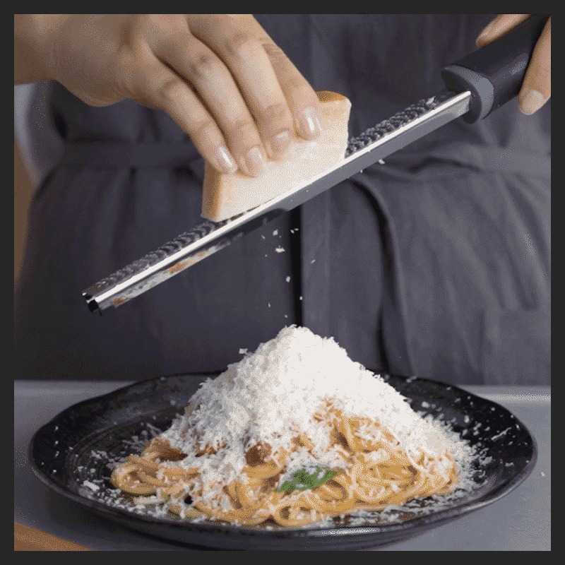 おろし器 おろし金 グレーター 〈 アットライズ 〉ステンレス チーズ グレーター 掃除ブラシ付き 保護カバー付き チーズおろし器 チーズおろし チーズ削り しょうが にんにく レモン チョコレート