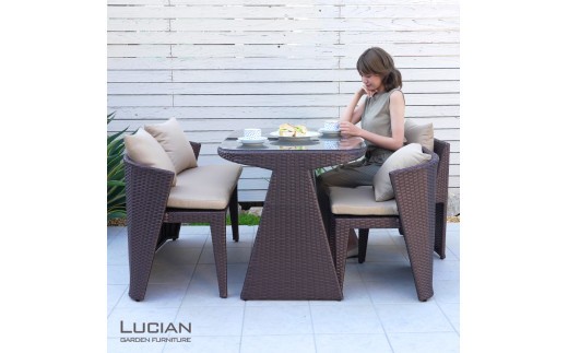 LUCIAN ラタン調ガーデンテーブル4点セット ブラウン 4人掛け ／ コスティック インテリア 屋外テーブル テラス コンパクト 省スペース設計 【cstk0013】