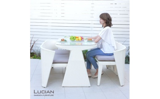 LUCIAN ラタン調ガーデンテーブル4点セット ホワイト 4人掛け ／ コスティック インテリア 屋外テーブル テラス コンパクト 省スペース設計 【cstk0014】