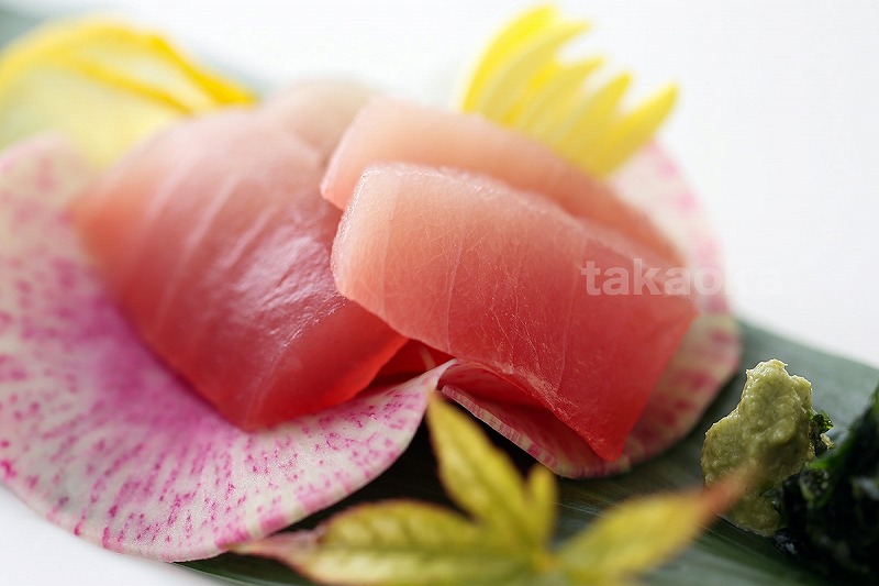 天然 キハダ(もしくはメバチ)500g 生まぐろ 鮮度抜群の生まぐろをお届けします / 生鮪 鮪 マグロ 生まぐろ キハダマグロ 刺身【tka018A】