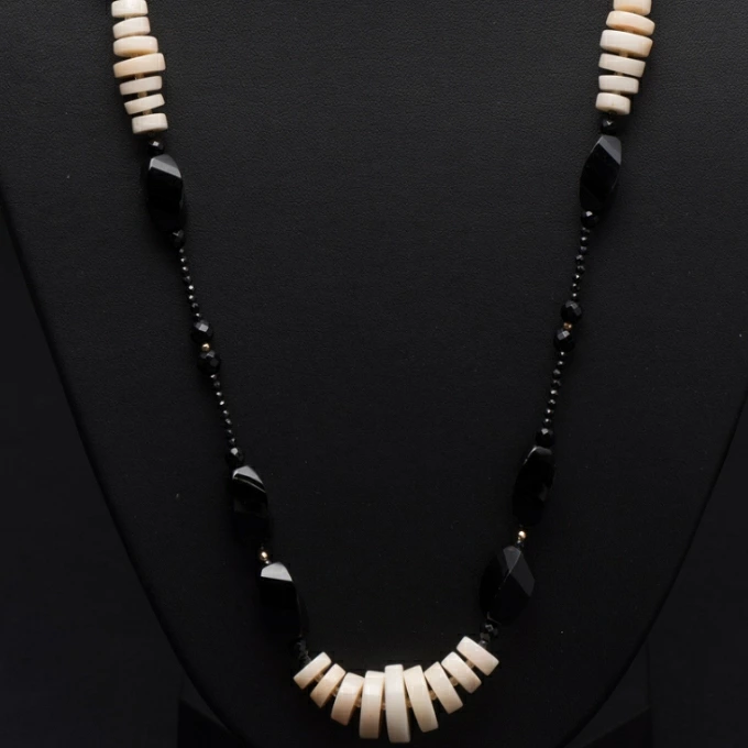 白サンゴ・オニキスのデザインネックレス【ロング】| アクセサリー ネックレス ジュエリー 珊瑚 赤珊瑚 宝石 サンゴ プレゼント クリスマス バレンタイン カジュアル レディース シンプル 贈答用