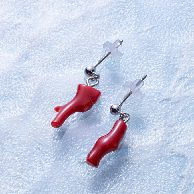 血赤サンゴ枝のピアス | アクセサリー ピアス ジュエリー 珊瑚 赤珊瑚 宝石 サンゴ プレゼント クリスマス バレンタイン カジュアル レディース シンプル 贈答用 人気 高価 貴重品 高知県 室戸市 kn001