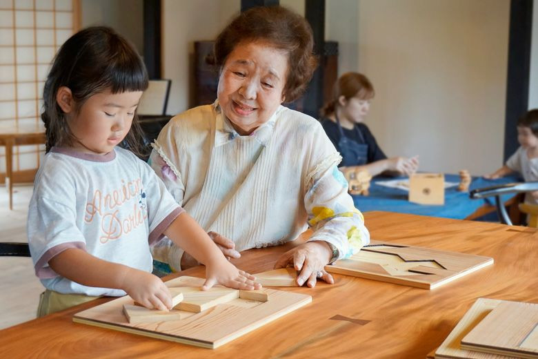 木のおもちゃ パズル ヒノキのタングラム 山のくじら舎 木製 木 おもちゃ 知育玩具 男の子 女の子 ギフト プレゼント 贈り物 贈答 お祝い 出産祝い 誕生日祝い 手作り てづくり 高知県 ヒノキ