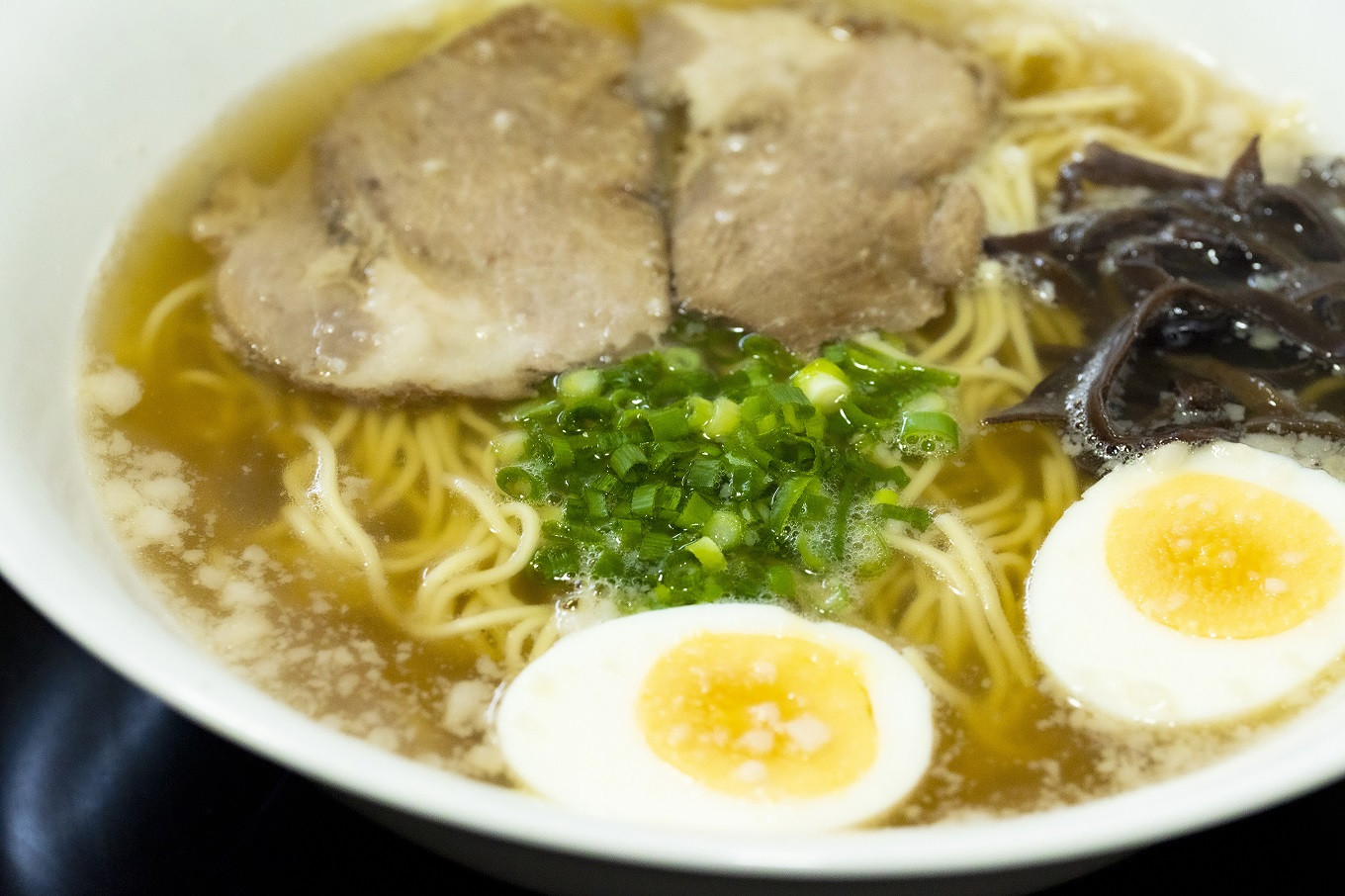 美肌 すっぽん ラーメン 92-06 美肌すっぽん身入りラーメン 2食セット コラーゲン 白醤油 スープ 冷凍 麺 切身 きくらげ 鍋 出汁 コク 栄養 健康 美容 女性 人気 高知 グルメ 自宅 簡