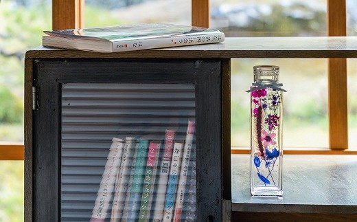 プリザーブドフラワー パープル系 ハーバリウム 角瓶 M ハンドメイド ギフト プレゼント 贈答用 お祝い 記念日 母の日 敬老の日 クリスマス ホワイトデー お花 高知県産 花 使用 インテリア 雑