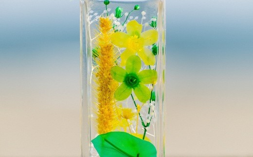 プリザーブドフラワー 黄 緑 系 ハーバリウム 角瓶 S ハンドメイド ギフト プレゼント 贈答用 お祝い 記念日 母の日 敬老の日 クリスマス ホワイトデー お花 高知県産 花 使用 インテリア 雑