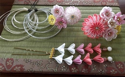 【つまみ細工の髪飾り 薄紅梅】 [M552] つまみ細工 髪飾り 絹100％ 成人式 七五三 結婚式 花 水引 絹 寿 薄紅梅 花 Uピン式 ヘアアクセサリー フラワー ピンク 振袖向け 卒業式