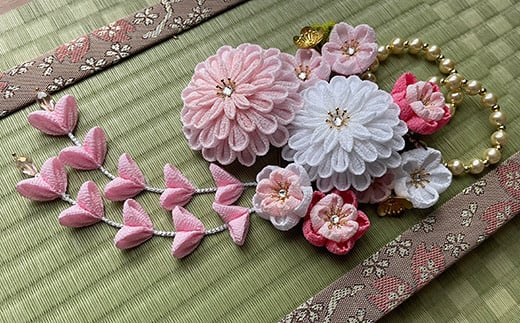 【つまみ細工の髪飾り 万寿菊 ピンク】 [M561-1] つまみ細工 髪飾り 一越ちりめんレーヨン 成人式 七五三 結婚式 花 水引 絹 寿 菊 花 Uピン式 ヘアアクセサリー ホワイト 振袖向け 卒業式