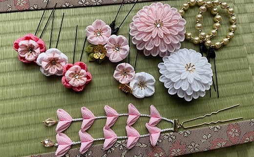 【つまみ細工の髪飾り 万寿菊 ピンク】 [M561-1] つまみ細工 髪飾り 一越ちりめんレーヨン 成人式 七五三 結婚式 花 水引 絹 寿 菊 花 Uピン式 ヘアアクセサリー ホワイト 振袖向け 卒業式