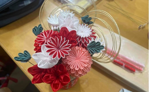 【つまみ細工の髪飾り 祝花 赤】 [M564-1] つまみ細工 髪飾り 絹100％ 成人式 七五三 結婚式 花 水引 絹 寿 菊 花 Uピン式 ヘアアクセサリー ホワイト 振袖向け 卒業式 和装 着物