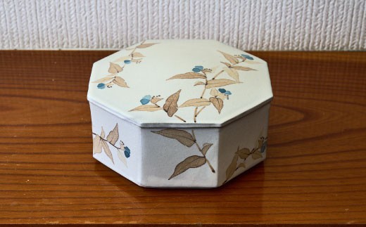 和紙染露草文蓋物 【日の隈窯 和紙染 和紙 佐賀 陶器 粉引き 鉄絵 草花 窯元 陶芸作家 器 蓋つき】(H025156)