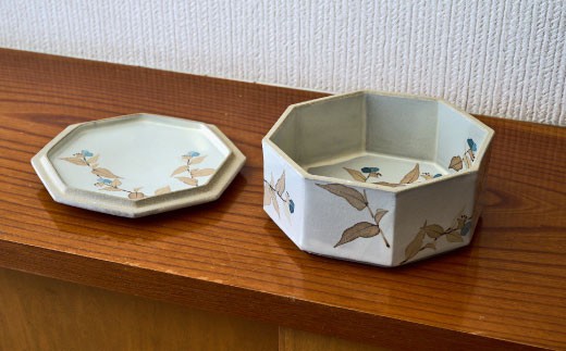 和紙染露草文蓋物 【日の隈窯 和紙染 和紙 佐賀 陶器 粉引き 鉄絵 草花 窯元 陶芸作家 器 蓋つき】(H025156)