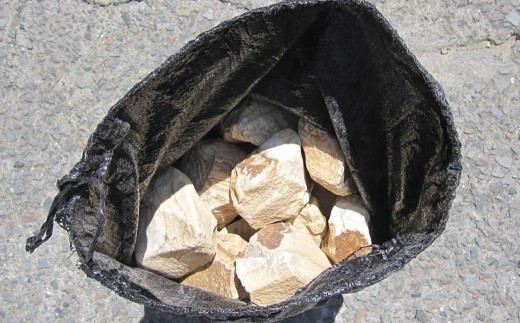 < R8年熊本地震復興支援 >【3個口】庭石、ごろた石 天草中粒(60mm~150mm) 約20kg土嚢袋入り 合計約60kg 天草石 中粒 ブラウン 茶色 石 天然石 庭 熊本県 上天草市